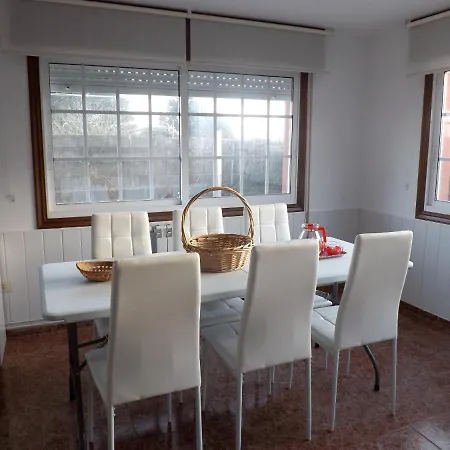 Prázdninový dům House With 3 Bedrooms In Camposancos With Wonderful Mountain View Furnished Garden And Wifi 200 M From The Beach *
